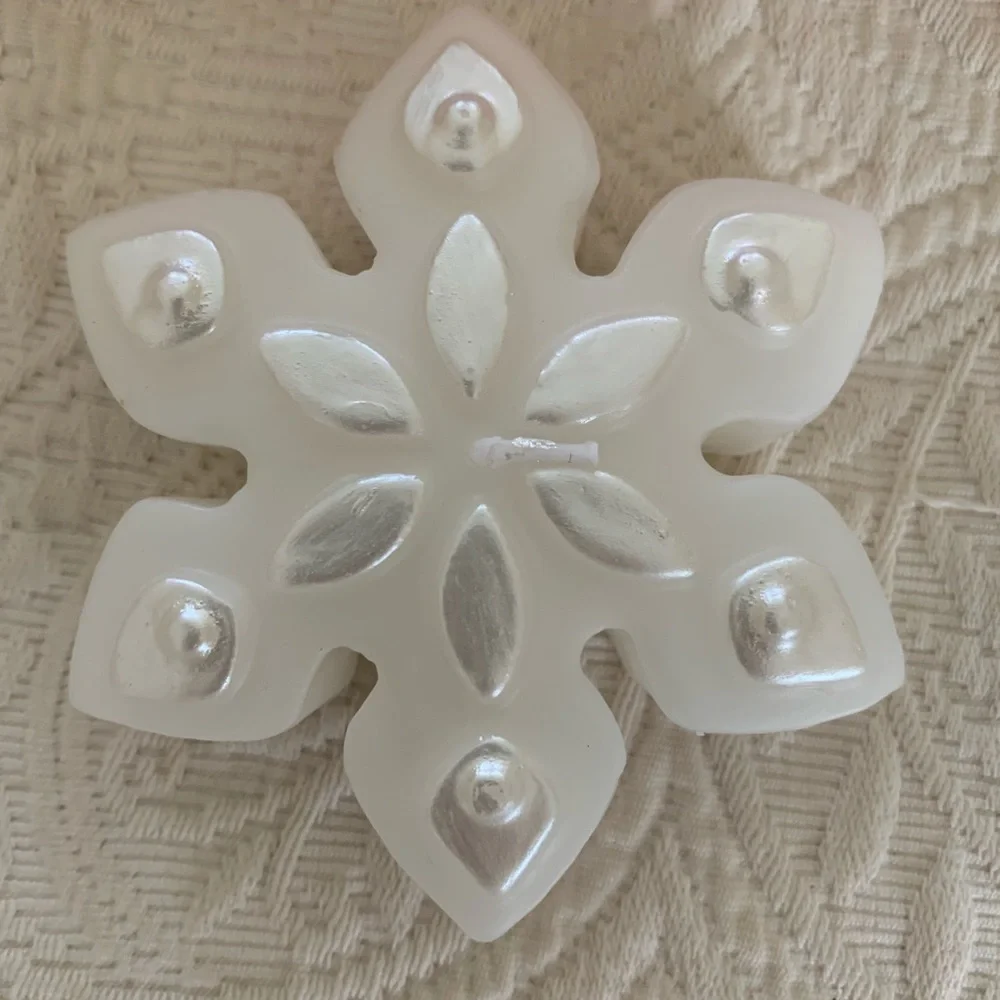 NWT Williams Sonoma Floating Candle Snowflake Shaped Set of 3 White Silver VTG